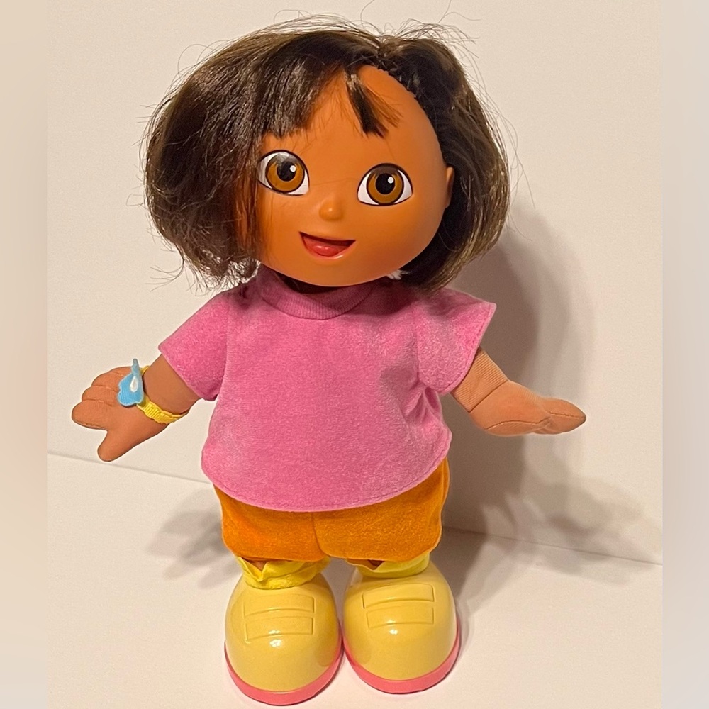 2001 Fisher Price  Dora The Explorer Dancing Doll